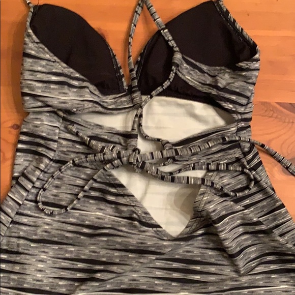 Workout top - Picture 3 of 3